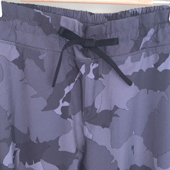 lightweight camo joggers w/ front & back pockets: flattering fit - Picture 6 of 12